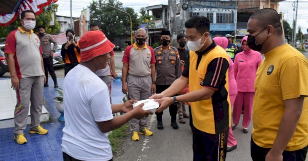 Jumat Berkah, Owner Tepi Sawah dan Kapolres Sidrap Bagi-bagi Nasi Kotak