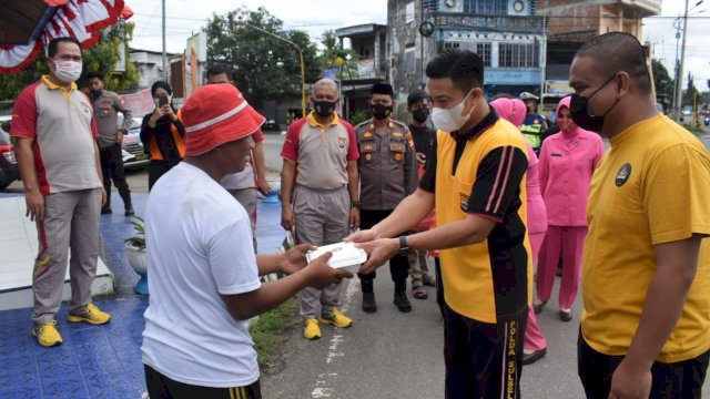 Jumat Berkah, Owner Tepi Sawah dan Kapolres Sidrap Bagi-bagi Nasi Kotak