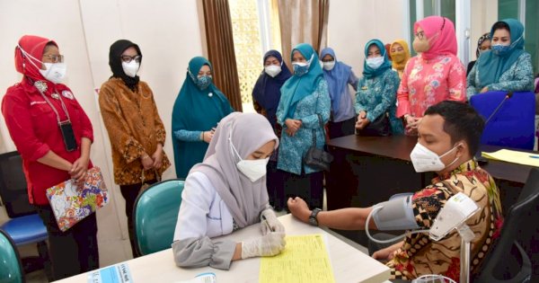 Tinjau Vaksinasi, Ketua PKK Sulsel Beri Hadiah untuk Ibu Baru Melahirkan