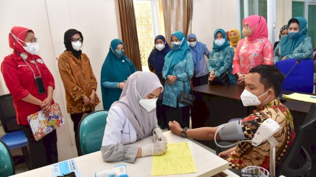 Tinjau Vaksinasi, Ketua PKK Sulsel Beri Hadiah untuk Ibu Baru Melahirkan