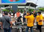 Massa di Luar Arena Musda Golkar Tator Nyaris Adu Jotos
