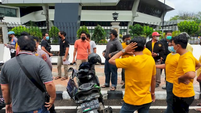 Massa di Luar Arena Musda Golkar Tator Nyaris Adu Jotos