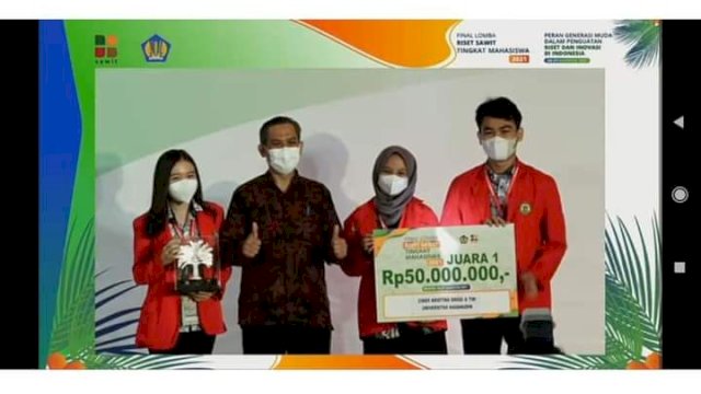 Mahasiswa Farmasi Unhas Juara 1 Lomba Riset Kelapa Sawit BPDPKS