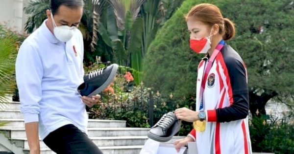 Setelah Dibeli Jokowi, Sepatu Milik Greysia Polii Diserbu Pembeli