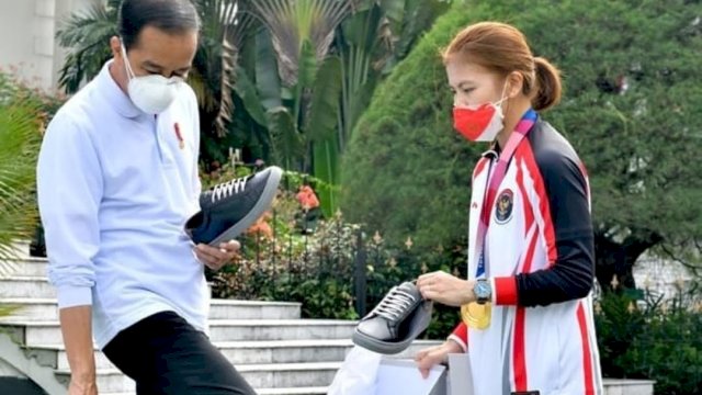 Setelah Dibeli Jokowi, Sepatu Milik Greysia Polii Diserbu Pembeli