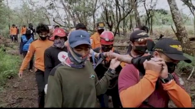 Evakuasi korban tewas pendaki Gunung Bawakaraeng (foto:ist)