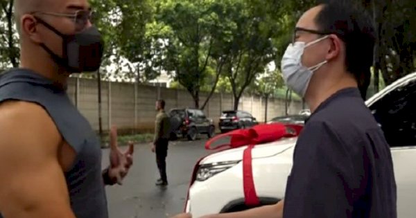 Selamat dari Covid-19, Deddy Corbuzier Hadiahkan Sekoper Uang dan Mobil ke dr. Gunawan