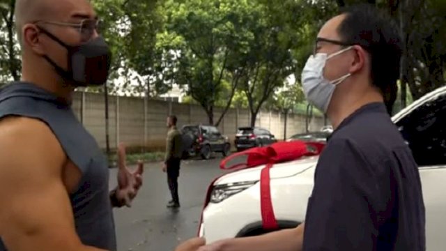 Selamat dari Covid-19, Deddy Corbuzier Hadiahkan Sekoper Uang dan Mobil ke dr. Gunawan