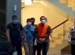 Pakai Rompi Oranye-Tangan Diborgol, Azis Syamsuddin Ditahan KPK