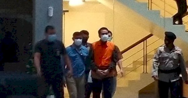 Pakai Rompi Oranye-Tangan Diborgol, Azis Syamsuddin Ditahan KPK