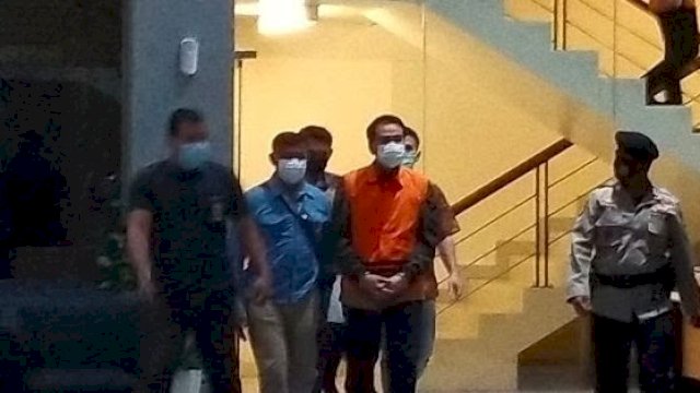 Azis Syamsuddin berompi oranye dengan tangan diborgol di gedung KPK (Foto: Pikiran Rakyat/Amir Faisol)