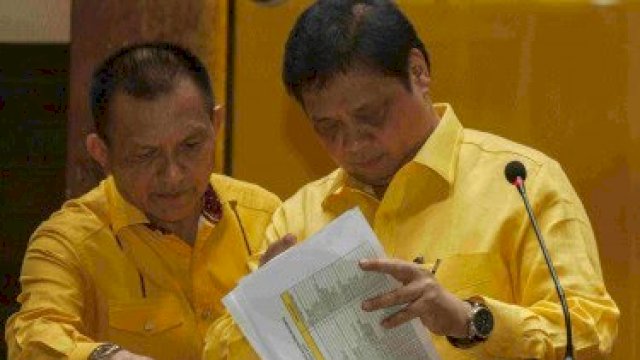 Sekjen Golkar Lodewijk Freidrich Paulus (kiri) bersama Ketua Umum Parti Golkar Airlangga Hartarto. (Foto: Antara)