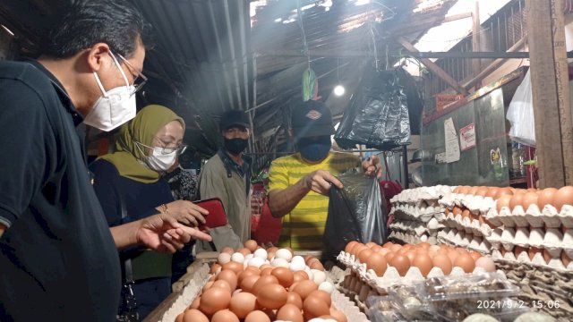 Istri Jubir Presiden Belanja Kebutuhan Dapur di Pasar Maricaya Makassar