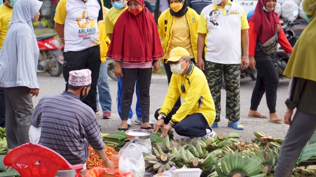 Taufan Pawe Borong Jualan dan Traktir Warga di Pasar Sentral Masamba