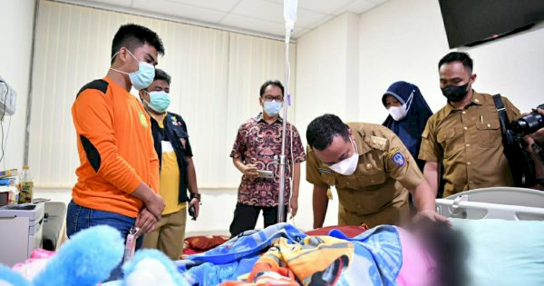 Andi Sudirman Jenguk Bocah Korban Penganiayaan Orang Tua di Gowa