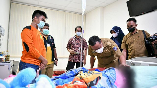 Andi Sudirman Jenguk Bocah Korban Penganiayaan Orang Tua di Gowa