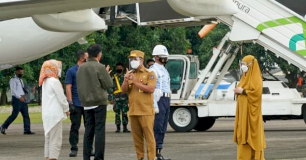 Tiba di Sulsel, Jokowi Disambut Andi Sudirman di Lanud Hasanuddin