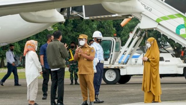 Tiba di Sulsel, Jokowi Disambut Andi Sudirman di Lanud Hasanuddin