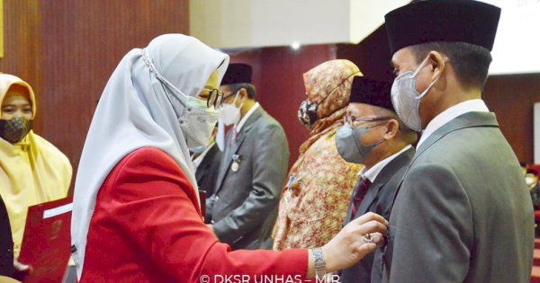 114 Dosen Unhas Terima Tanda Kehormatan dari Presiden