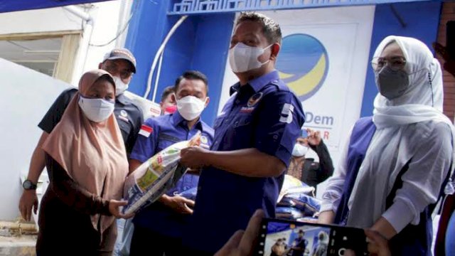 Jumat Berkah, Nasdem Sulsel Bagi-bagi Sembako ke Rumah Warga