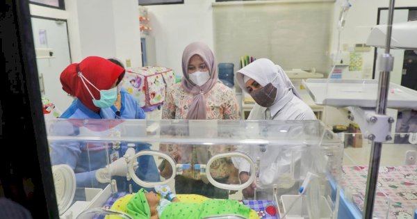Wakil Wali Kota Makassar Jenguk Bayi yang Ditemukan di Selokan Bajiminasa