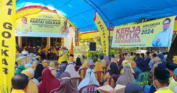 Zulkarnaen Arief Bagi Uang dan Sembako di Sela Muscam Golkar Takalar