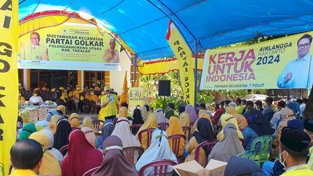 Zulkarnaen Arief Bagi Uang dan Sembako di Sela Muscam Golkar Takalar