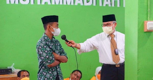 Di Enrekang, Taufan Pawe Hibur Anak Panti dengan Kuis Berhadiah