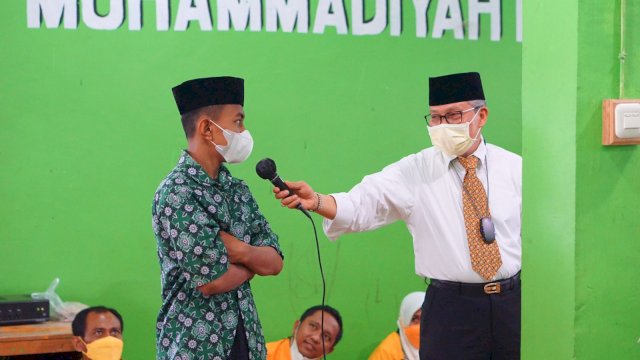 Di Enrekang, Taufan Pawe Hibur Anak Panti dengan Kuis Berhadiah