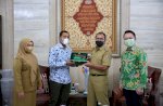 Grab Serahkan Donasi Pelanggan Senilai Rp159 Juta ke Wali Kota Makassar