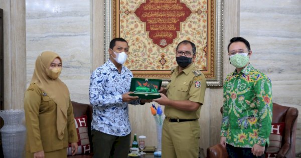 Grab Serahkan Donasi Pelanggan Senilai Rp159 Juta ke Wali Kota Makassar