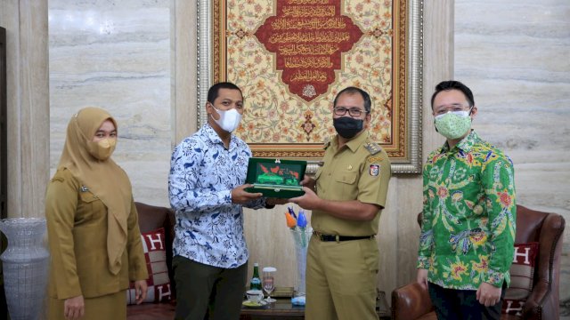 Grab Serahkan Donasi Pelanggan Senilai Rp159 Juta ke Wali Kota Makassar