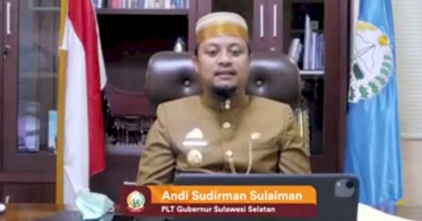 Kenakan Pakaian Khas Bugis, Andi Sidirman Ikut Paripurna 17 Tahun Sulawesi Barat