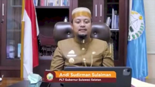 Kenakan Pakaian Khas Bugis, Andi Sidirman Ikut Paripurna 17 Tahun Sulawesi Barat