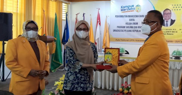 Beri Kuliah Umum di UPRI Makassar, Bupati Indah: Jangan Jadi Generasi Manja