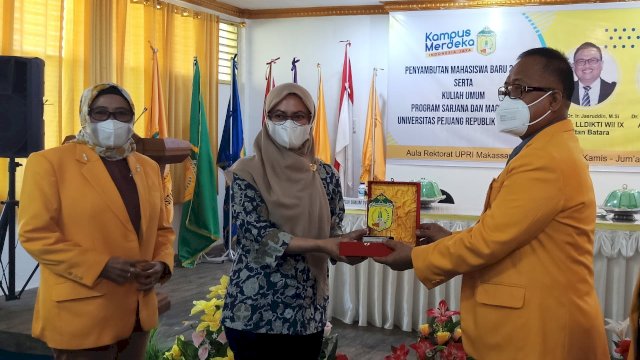 Beri Kuliah Umum di UPRI Makassar, Bupati Indah: Jangan Jadi Generasi Manja