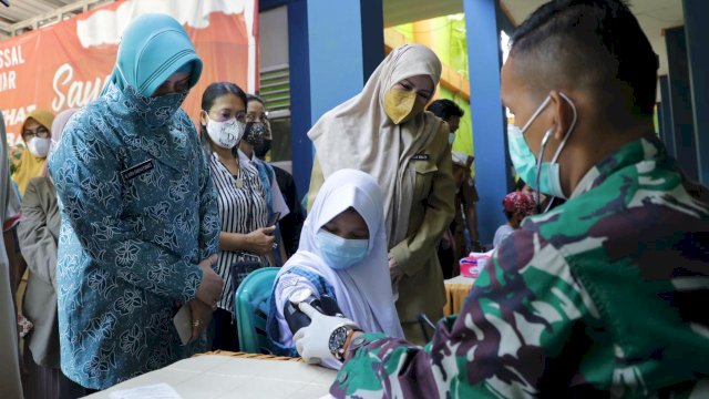 Persiapan PTM, Ketua PKK Makassar Tinjau Pelaksanaan Vaksinasi