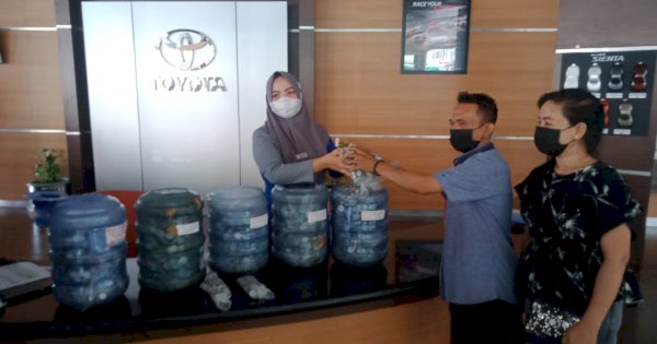 Pasutri di Makassar Beli Mobil Rp165 Juta Pakai Uang Koin 8 Galon