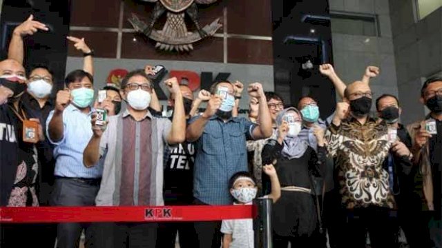 57 pegawai KPK yang dipecat dari lembaga meninggalkan Gedung Merah Putih KPK, Kuningan, Jakarta Selatan, Kamis (30/9/2021). FOTO/SINDOnews/SUTIKNO