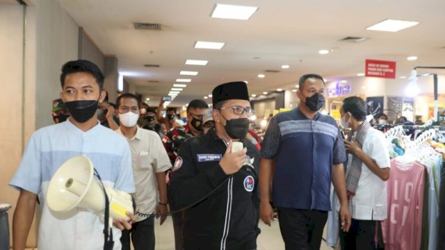 Wali Kota Makassar, Danny Pomanto saat melakukan sidak di Mal Panakkukang.