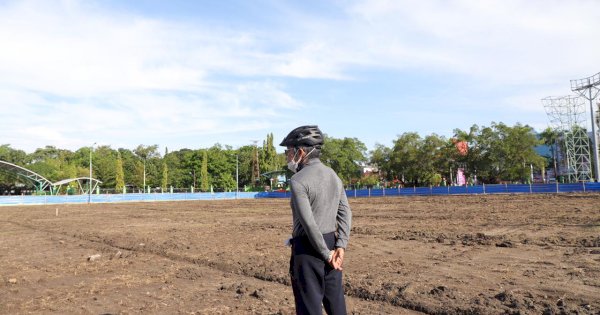 Taufan Pawe Bersepeda Pantau Pengerjaan Lapangan Latihan PSM Makassar