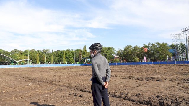 Taufan Pawe Bersepeda Pantau Pengerjaan Lapangan Latihan PSM Makassar