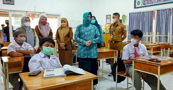 Ketua TP PKK Makassar Tinjau Simulasi PTM di SMP Athirah