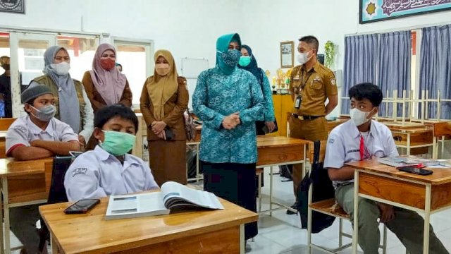 Ketua TP PKK Makassar Tinjau Simulasi PTM di SMP Athirah