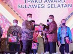 Taufan Pawe Terima Penghargaan TPAKD Terbaik di Toraja Highland Festival