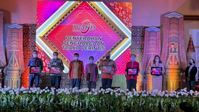 Sinergi Bersama Perbankan, Makassar Raih Penghargaan TPKAD Award 2021