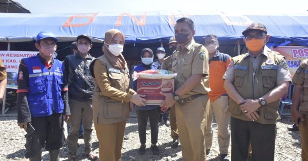 Bupati Lutra Bawa Dapur Umum untuk Korban Banjir dan Tanah Longsor di Luwu