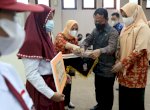 DWP Kota Makassar Serahkan Bantuan Pendidikan Anak ASN Berprestasi