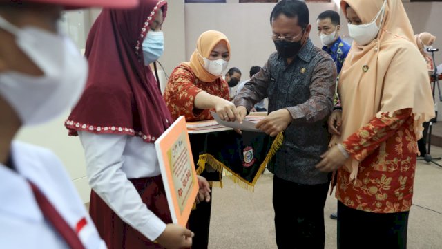 DWP Kota Makassar Serahkan Bantuan Pendidikan Anak ASN Berprestasi