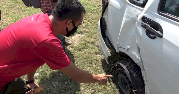 Gegara Ban Pecah, Minibus Terbalik di Jalan Tol Layang Pettarani